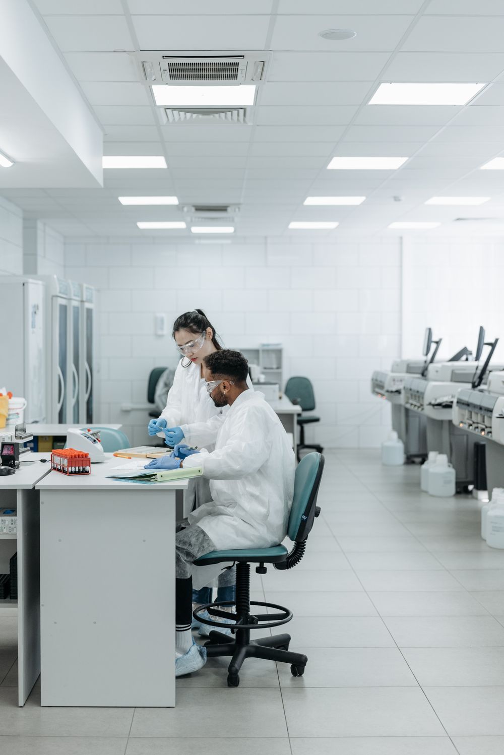 Equipe do laboratório analisando amostras de exames